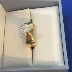 14 k yellow gold diamond ring 
Description is on certificate here please check